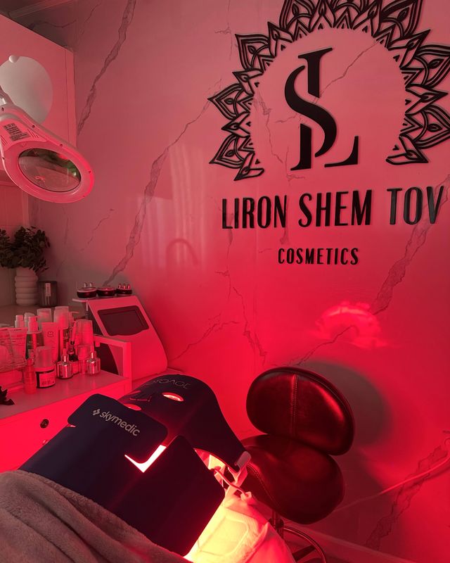 טיפול פוטותרפיה באור אדום בקליניקה של לירון שם טוב